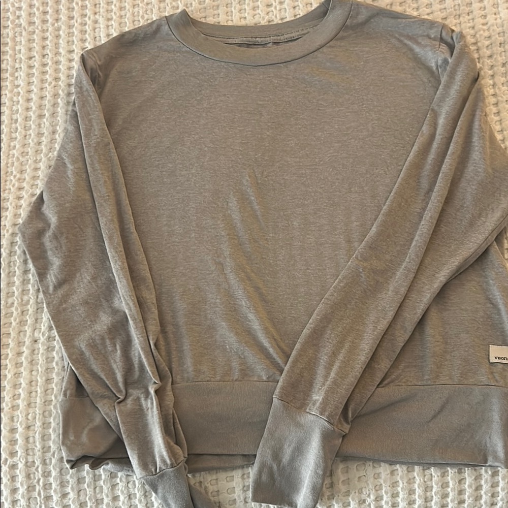 Vuori Gray Long Sleeve cropped top. Small